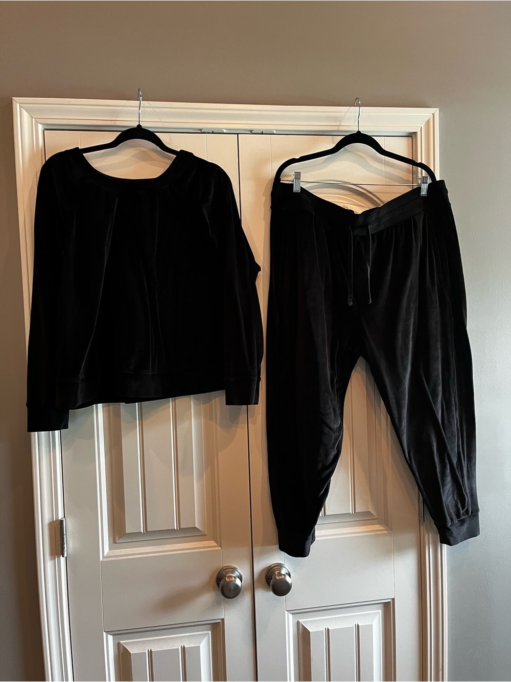 Terra & Sky Plush Velvet Jogger Set in Black